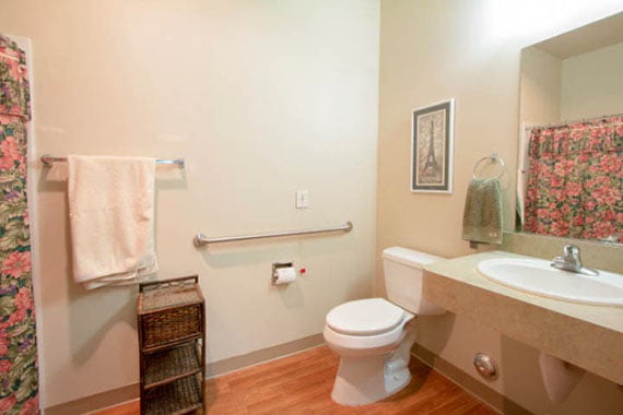 Avamere at Mountain Ridge Apartment Bathroom