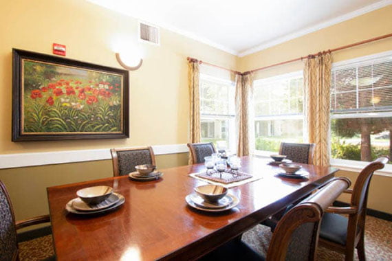 Avamere at Mountain Ridge Family Dining Room 2