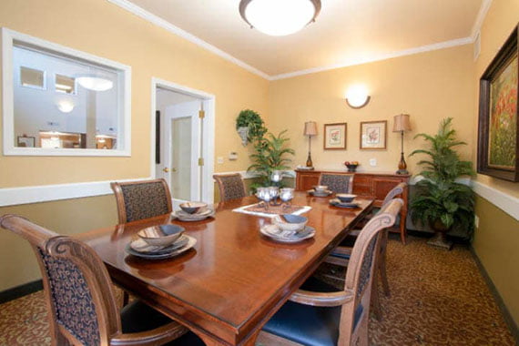 Avamere at Mountain Ridge Family Dining Room